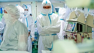 Des médecins russes au chevet d'un malade du Covid-19, le 17juin 2021