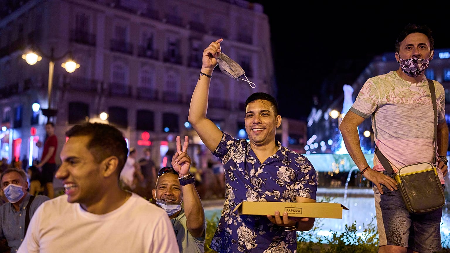 La gente celebra el primer día sin máscaras en exteriores en la plaza de Sol en Madrid, España, el 26 de junio de 2021.