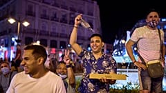 La gente celebra el primer día sin máscaras en exteriores en la plaza de Sol en Madrid, España, el 26 de junio de 2021.