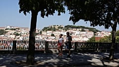 Einer der beliebtesten Aussichtspunkte in der Altstadt von Lissabon am vergangenen Freitag. Andrang sieht anders aus