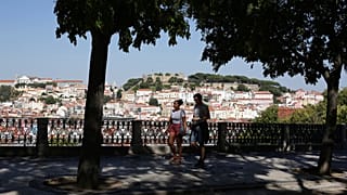 Einer der beliebtesten Aussichtspunkte in der Altstadt von Lissabon am vergangenen Freitag. Andrang sieht anders aus
