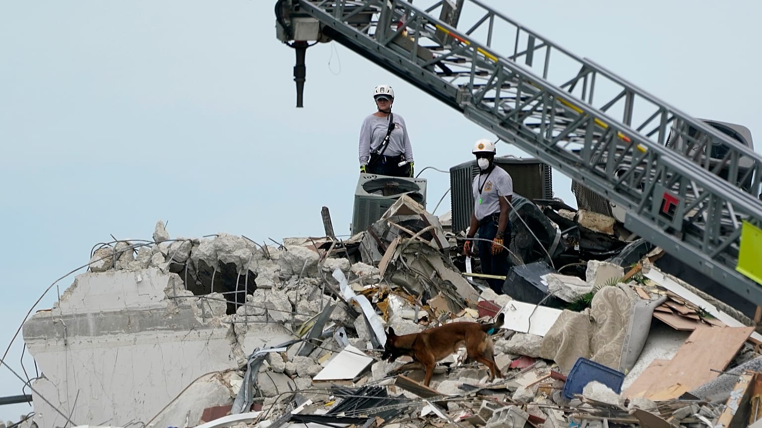 A Miami si continua  a cercare i sopravvissuti, la speranza resiste