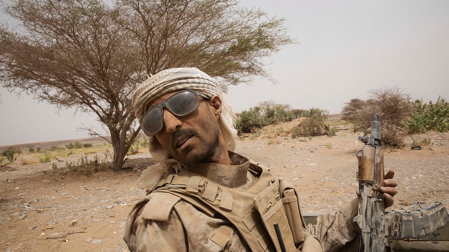 مقاتل يمني موال للقوات الحكومية بالقرب من مأرب