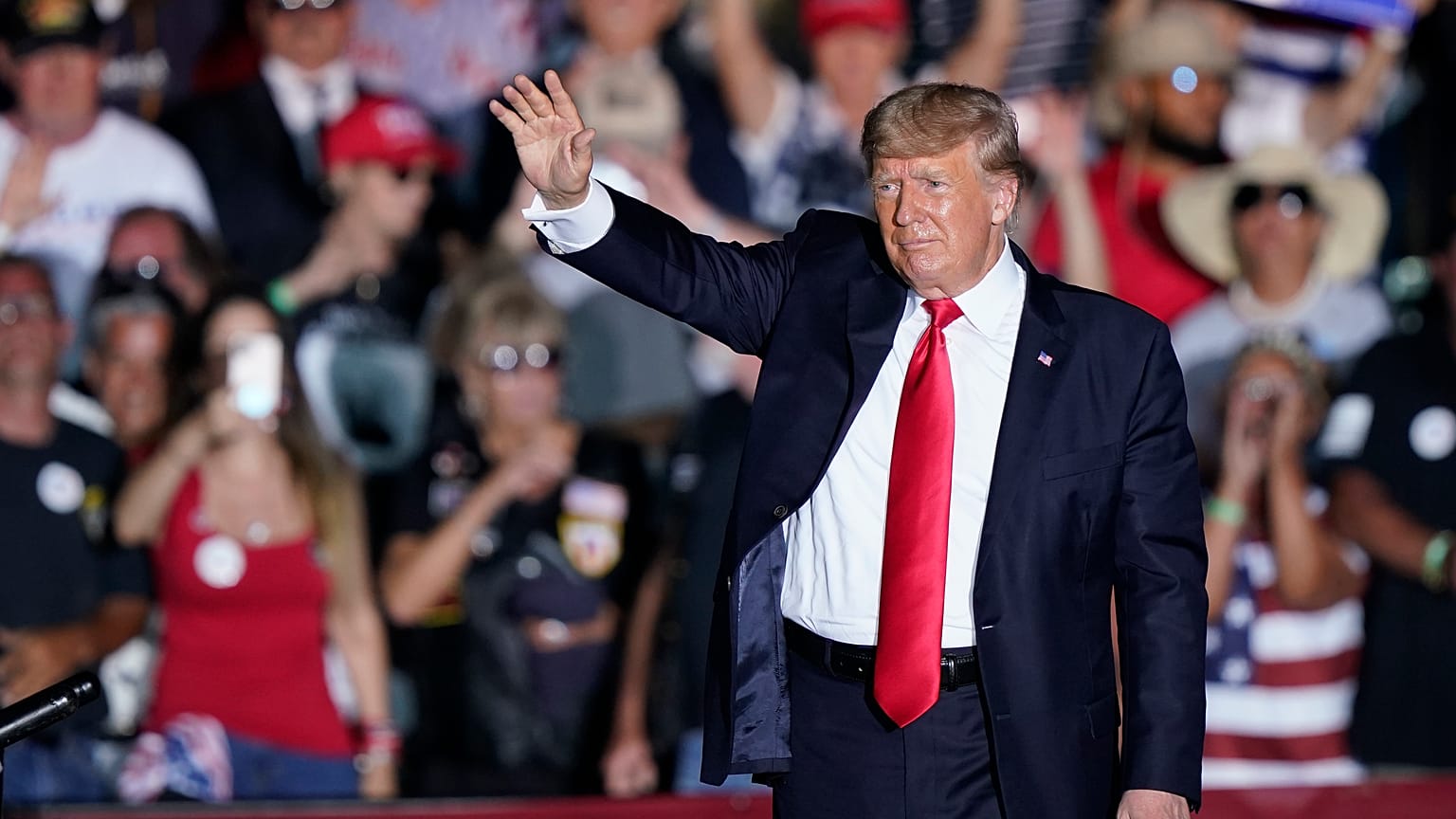 Trump ataca a Biden en su primer mitin tras su derrota electoral