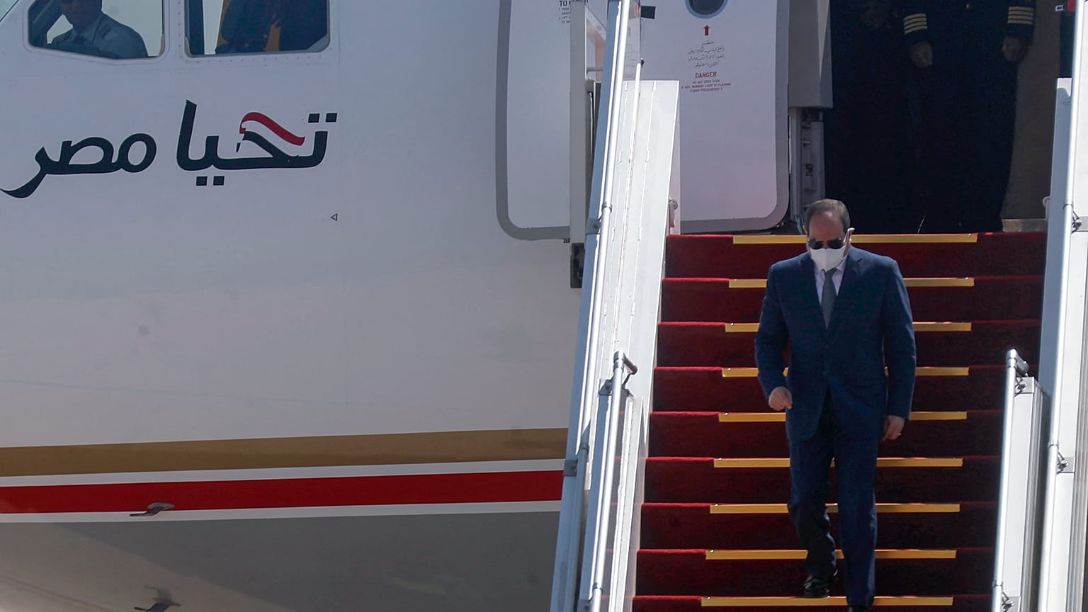 الرئيس المصري عبد الفتاح السيسي لدى وصوله إلى العراق 