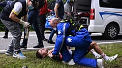 Der Fahrer Marc Hirschi wird nach seinem Sturz medizinisch behandelt.