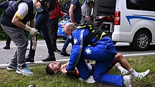 Der Fahrer Marc Hirschi wird nach seinem Sturz medizinisch behandelt.