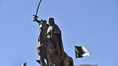 تمثال للقائد الجزائري التاريخي الأمير عبد القادر