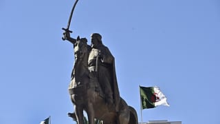 تمثال للقائد الجزائري التاريخي الأمير عبد القادر