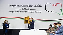 تصويت أعضاء ملتقى الحوار السياسي الليبي لاختيار أعضاء المجلس الرئاسي في شافانيس دي بوجيس ، بالقرب من جنيف في 5 فبراير 2021.