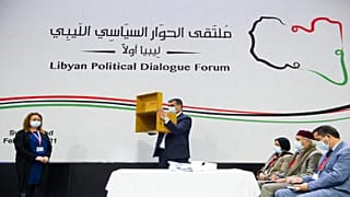 تصويت أعضاء ملتقى الحوار السياسي الليبي لاختيار أعضاء المجلس الرئاسي في شافانيس دي بوجيس ، بالقرب من جنيف في 5 فبراير 2021.