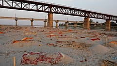 Leichen schwimmen im Ganges