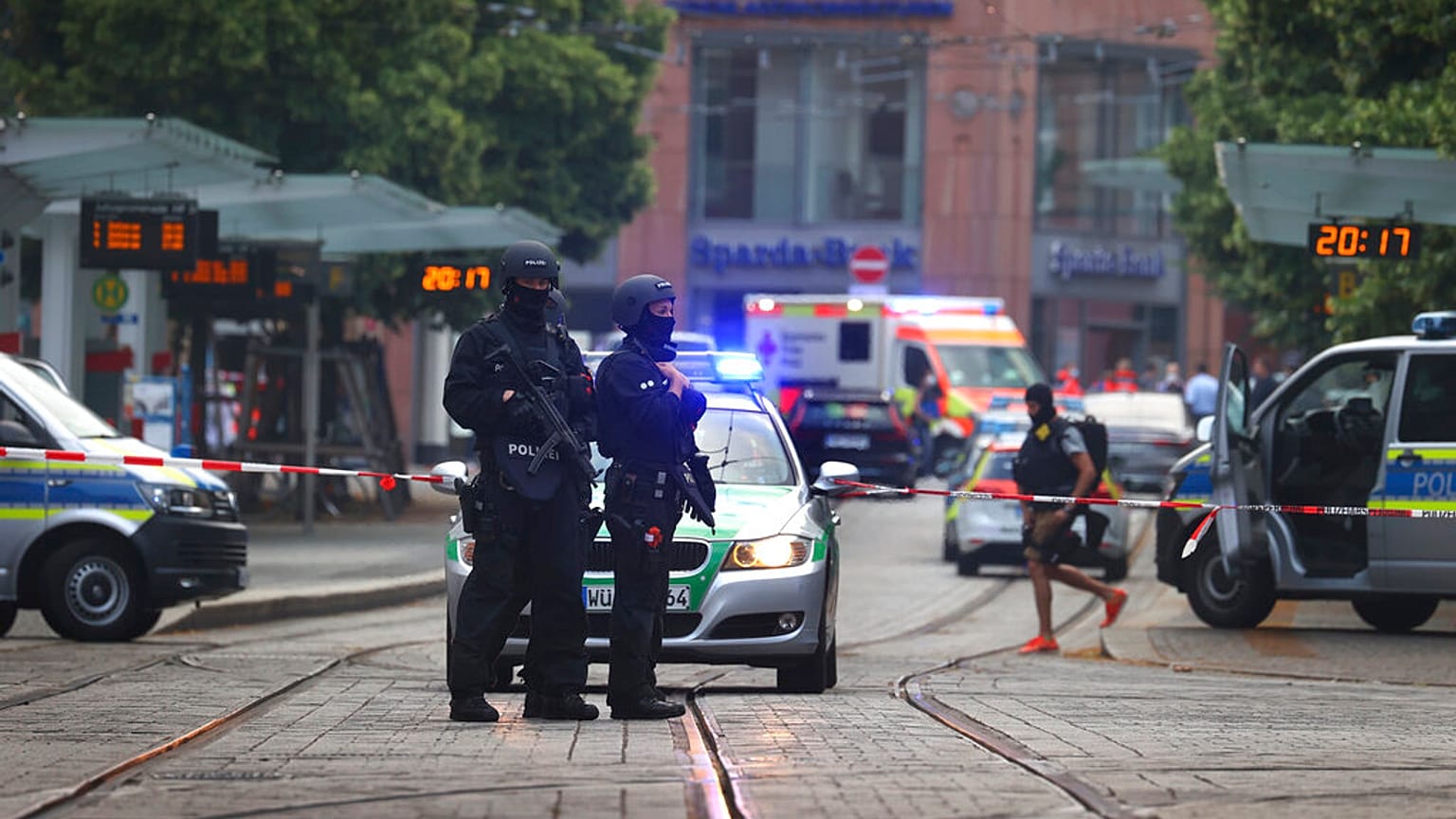 Polizisten sichern die Gegend um den Tatort nach einem Messerangriff in Würzburg, 25.06.2021