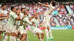 فرحة لاعبي إسبانيا بالهدف الخامس