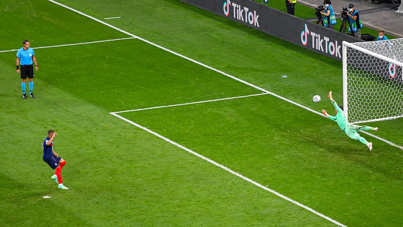 Yann Sommer hält den Elfmeter von Kilian Mbappé