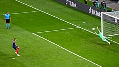Yann Sommer hält den Elfmeter von Kilian Mbappé