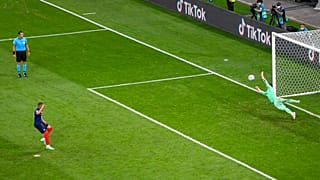 Yann Sommer hält den Elfmeter von Kilian Mbappé