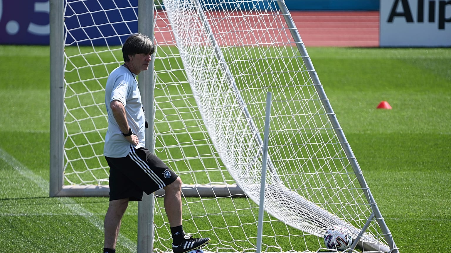 Jogi Löw: Nachdenk´lich, aber optmistisch beim Abschlusstraining vor dem England-Spiel