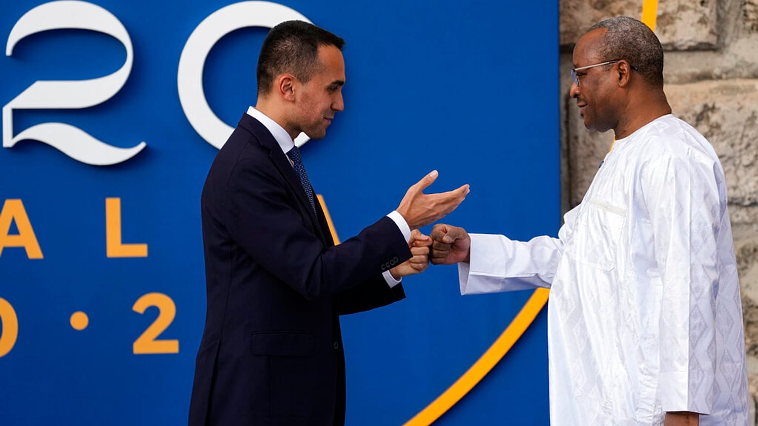 Il ministro degli Esteri italiano, Luigi Di Maio, accoglie il suo omologo nigeriano a Bari