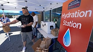 Em Seattle, as autoridades abriram à população edifícios públicos com ar condicionado. Na rua foram montadas estações de distribuição de água