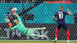 La gardien de but Yann Sommer suisse arrête le tir de Kylian Mbappé, lors des huitièmes de finale de l'Euro, le 28 juin 2021, Bucarest, Roumanie