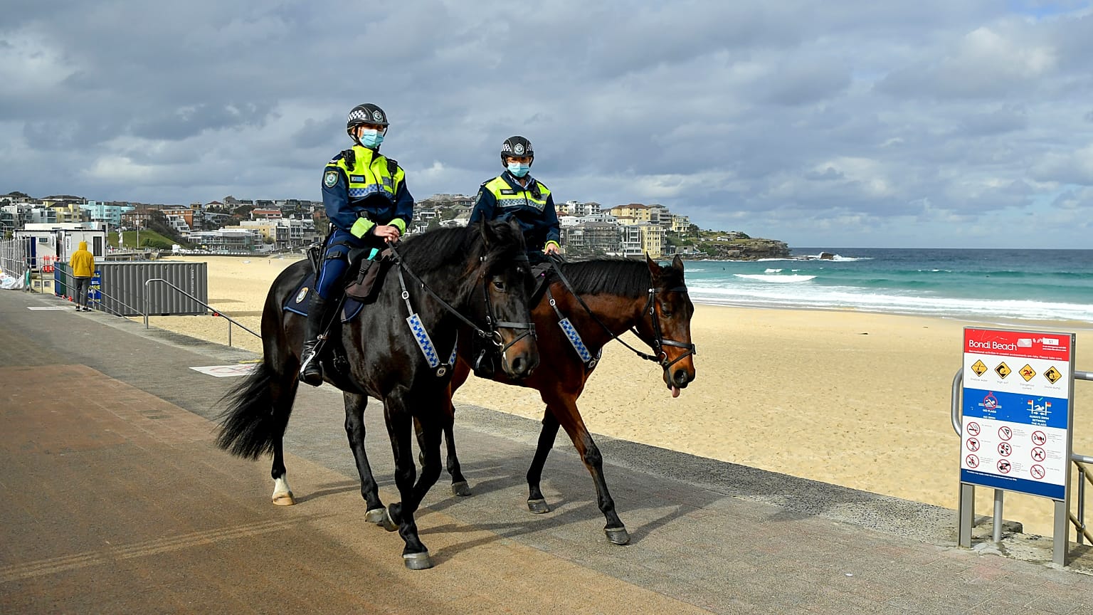 دورية للشرطة على طول شاطئ بوندي في سيدني.