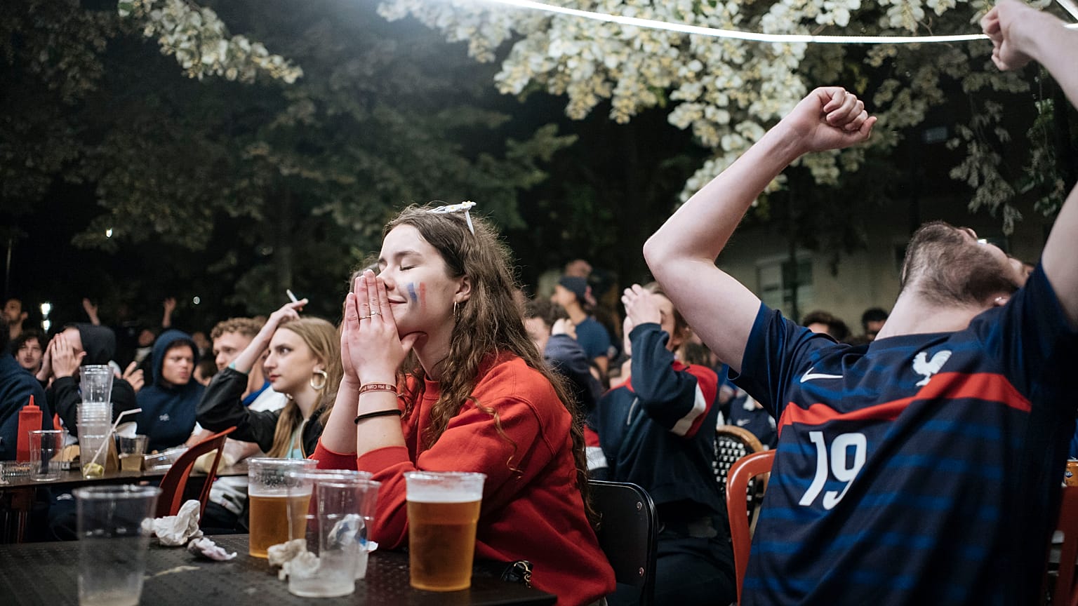 Des supporters français suivent le match France-Suisse, le 28 juin 2021, Paris, France