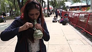 Lucía Polvo, psicóloga de 29 años, espera que la decisión del Tribunal levante el velo de la estigmatización hacia los consumidores. Ciudad de México, México.