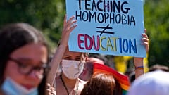 A megkülönböztetés ellen tiltakozó felirat Milánóban