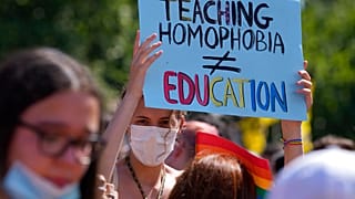 A megkülönböztetés ellen tiltakozó felirat Milánóban