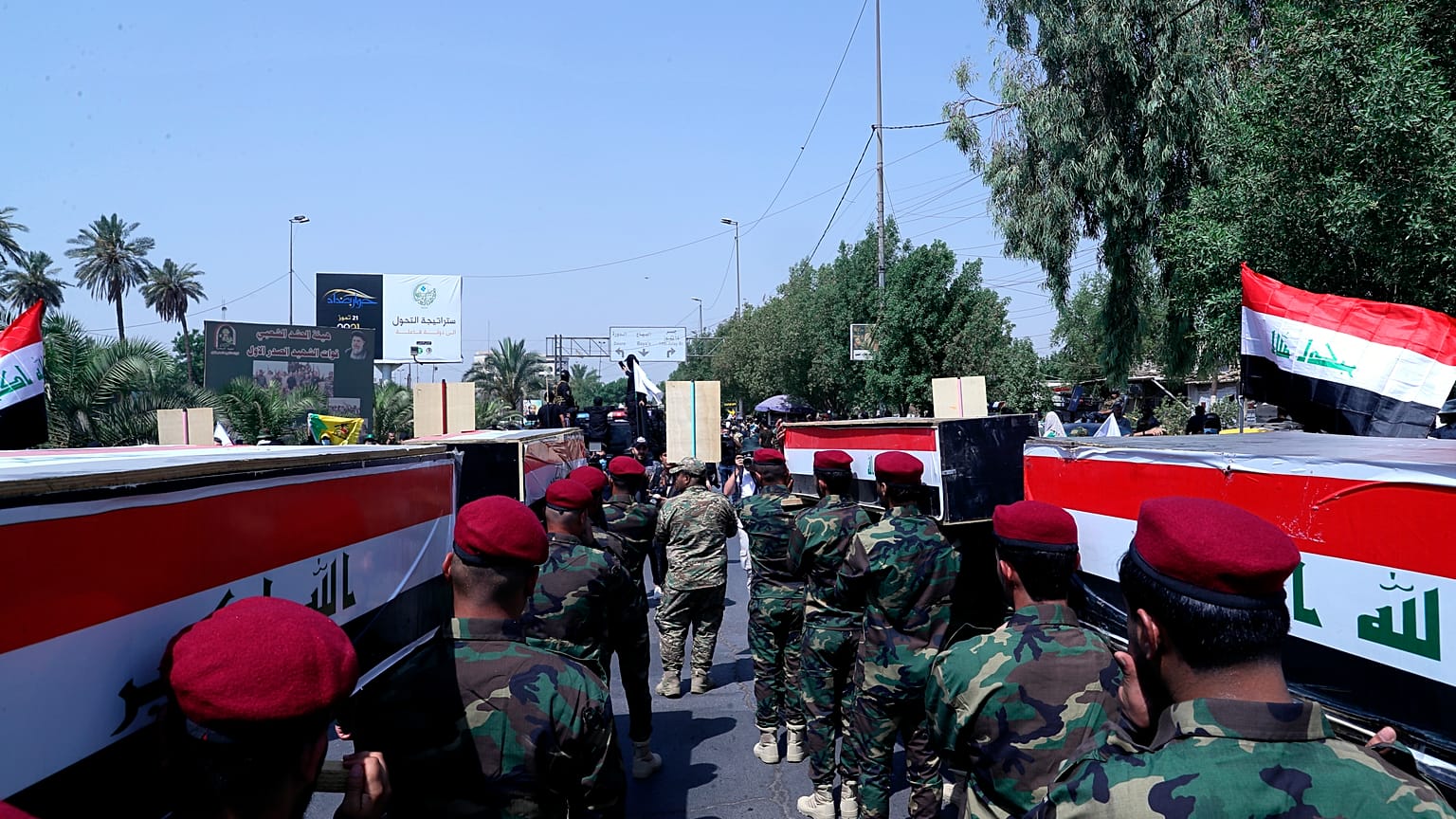 الحشد الشعبي خلال جنازة رمزية في بغداد يشيع جثامين عناصره الذين قتلوا في غارة جوية أمريكية على الشريط الحدودي السوري العراقي. 2021/06/29