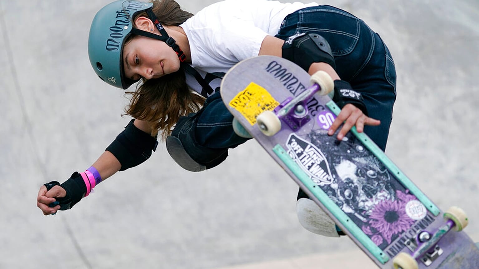 Lilly Stoephasius con il suo skateboard