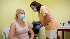 Fekete Beáta szakasszisztens beolt egy nőt a Pfizer-BioNTech koronavírus elleni oltóanyag első adagjával a békéscsabai Réthy Pál kórházban 2021. június 27-én.
