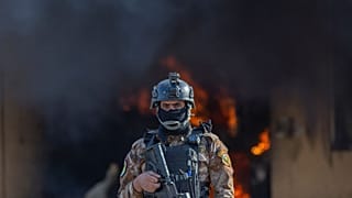 یک سرباز عراقی در مقابل دود ناشی از انفجار