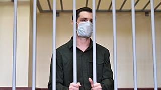 Trevor Reed dietro le sbarre durante il processo