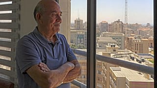 محامي حقوق الإنسان الفلسطيني راجي الصوراني في مكتبه في غزة في 23 يونيو 2021