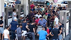 Motociclisti aspettano di fare benzina in una stazione di servizio a Beirut, Libano