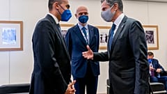 وزير الخارجية الأمريكي أنتوني بلينكين يتحدث مع وزير الخارجية الإيطالي، لويجي دي مايو، أثناء وصوله إلى اجتماع مجموعة العشرين في ماتيرا، إيطاليا، الثلاثاء 29 يونيو 2021