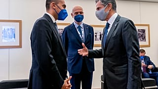 وزير الخارجية الأمريكي أنتوني بلينكين يتحدث مع وزير الخارجية الإيطالي، لويجي دي مايو، أثناء وصوله إلى اجتماع مجموعة العشرين في ماتيرا، إيطاليا، الثلاثاء 29 يونيو 2021