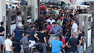 دراجات نارية تنتظر للحصول على الوقود من محطة في الضاحية الجنوبية لبيروت. 2021/06/27