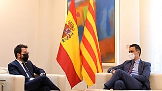 İspanya Başbakanı Pedro Sanchez (sağda) ile Katalonya lideri Pere Arragones (solda) arasında aftan sonra ilk görüşme