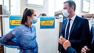Krankenschwester und Gesundheitsminister Olivier Véran in einem Impfzentrum