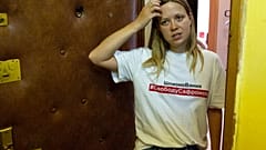 La journaliste Maria Zholobova se tient devant son appartement, après la perquisition des forces de l'ordre russe