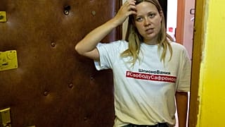 La journaliste Maria Zholobova se tient devant son appartement, après la perquisition des forces de l'ordre russe