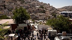 فلسطينيون متجمعون حول متجر تم هدمه في حي سلوان شرقي القدس. 2021/06/29 