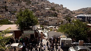 فلسطينيون متجمعون حول متجر تم هدمه في حي سلوان شرقي القدس. 2021/06/29 