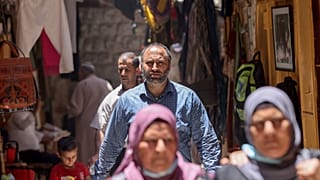 عيسى عمرو يمشي في أسواق مدينة الخليل العتيقة. 2021/06/27