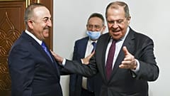Οι υπουργοί Εξωτερικών Τουρκίας και Ρωσίας, Τσαβούσογλου και Λαβρόφ, κατά την συνάντηση τους στη Ντόχα του Κατάρ (10/03/2021). 