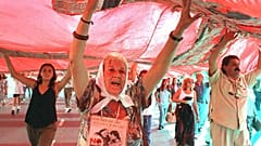 متظاهرون يطالبون بالكشف عن مصير أقاربهن ممن اختفوا أيام عهد الدكتاتورية في الأرجنتين  