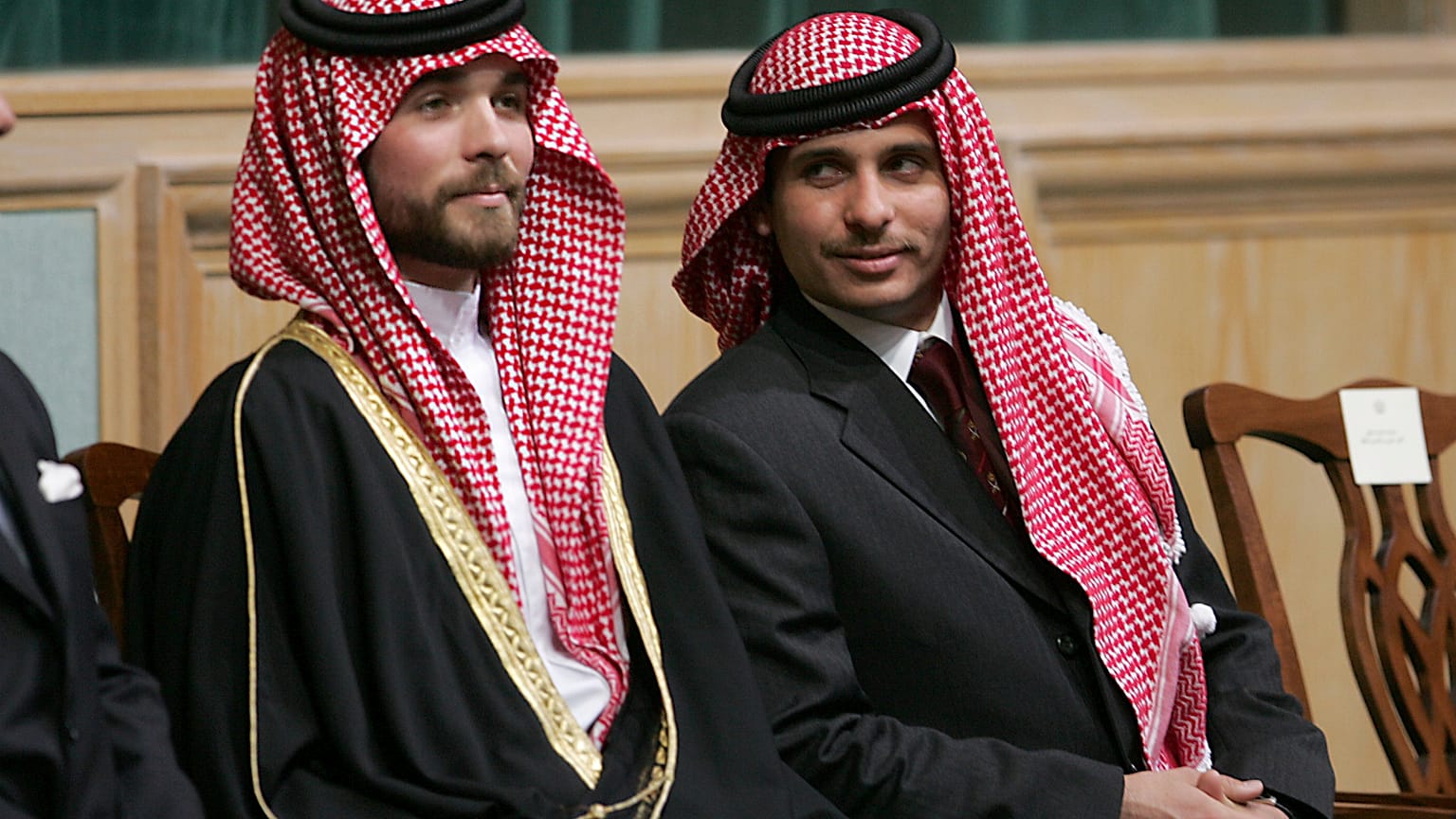 الأمير حمزة بن الحسين (يمين الصورة) والأمير هاشم بن الحسين (يسار الصورة)